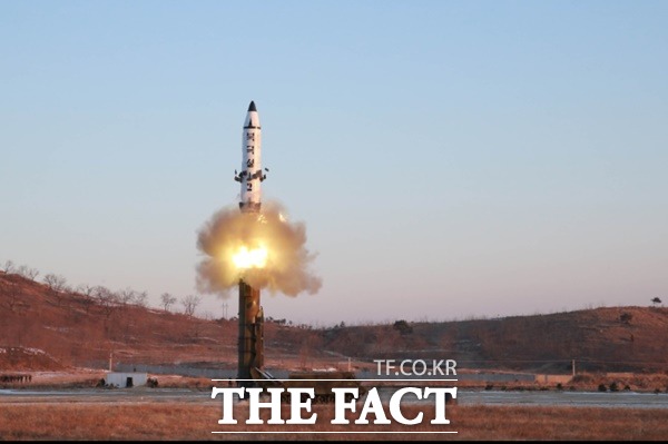 미국 의회조사국(CRS)이 역내 국가에 가장 큰 위협이 된다고 평가한 북한의 준중거리탄도미사일(MRBM) 북극성-2호(KN-15)가 2017년 시험 발사되고 있다./미사일쓰렛