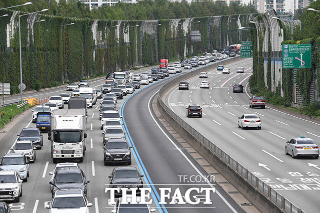 영하권의 쌀쌀한 날씨에 27일 고속도로 교통량은 평소보다 감소했다. 사진은 지난 19일 서울 서초구 잠원IC 인근 경부고속도로의 모습으로 기사의 특정사실과 무관하다. /더팩트 DB
