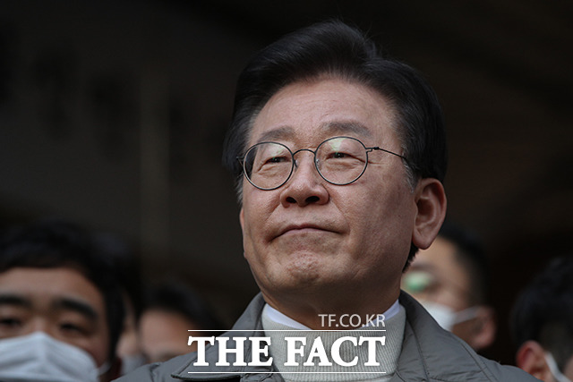 이재명 더불어민주당 대표가 28일 대장동 및 위례신도시 개발 특혜 의혹으로 조사를 받기 위해 서울중앙지검에 출석한다. /이동률 기자