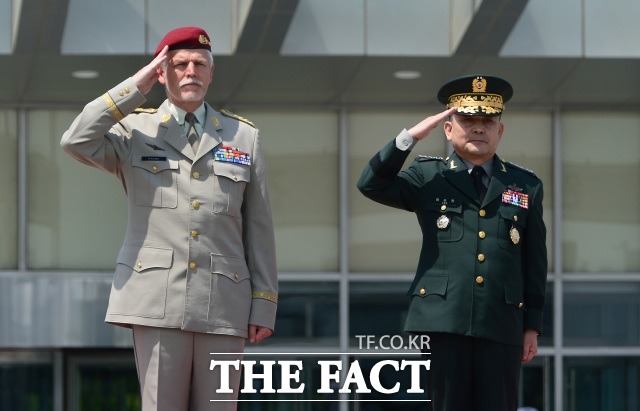 사진은 페트르 파벨(왼쪽)이 NATO 군사위원장 시절, 이순진 합참의장과 함께 NATO 군사위원장 환영 의장행사에서 국방부 의장대 사열을 받고 있는 모습이다. /AP.뉴시스