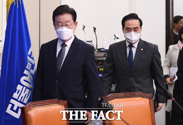 이재명 더불어민주당 대표와 박홍근 원내대표가 30일 오전 서울 여의도 국회에서 열린 최고위원회의에 참석하고 있다.
