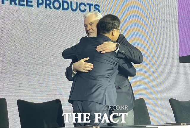 백복인 KT&G 사장과 야첵 올자크 PMI CEO가 서명식을 마친 뒤 포옹하고 있다. /이중삼 기자