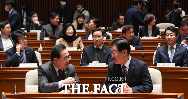 이재명 더불어민주당 대표(오른쪽)와 박홍근 원내대표가 30일 오후 서울 여의도 국회에서 열린 의원총회에서 대화하고 있다.