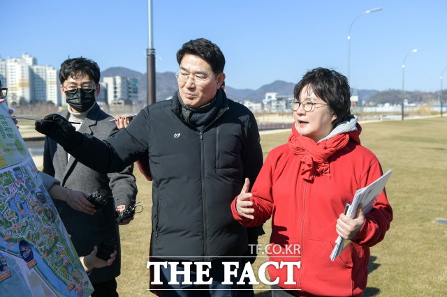 노관규 순천시장이 30일 순천을 방문한 국민의힘 조수진 의원에게 2023국제정원박람회 관련 설명을 하고 있다. /순천시