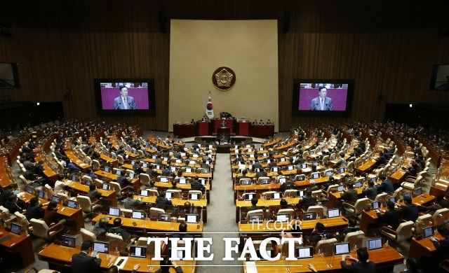 정부가 쌀 시장격리를 의무화하는 내용이 담긴 양곡관리법 개정안이 30일 국민의힘의 야당 단독으로 국회 본회의에 부의(附議)됐다. /이새롬 기자