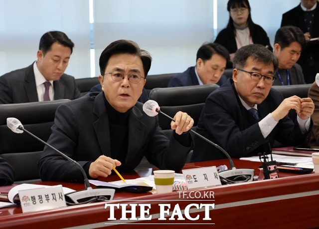 김태흠 충남지사가 30일 마스크를 벗고 실국원장 회의를 진행하고 있다. / 내포 = 김아영 기자