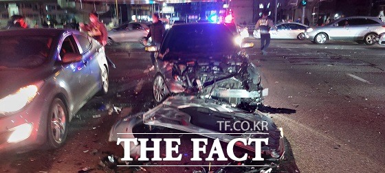 29일 오후 6시 5분쯤 부산시 동래구 온천동에 있는 온천교 사거리를 운행중이던 60대 여성 A 씨의 그랜저가 장전동 방면으로 교차로를 지나던 40대 남성 B 씨의 1톤 포터와 벤츠를 들이 받았다./부산경찰청 제공.