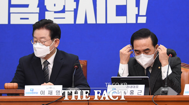 박홍근 원내대표도 발언을 마친 뒤 마스크를 착용하고 있다.