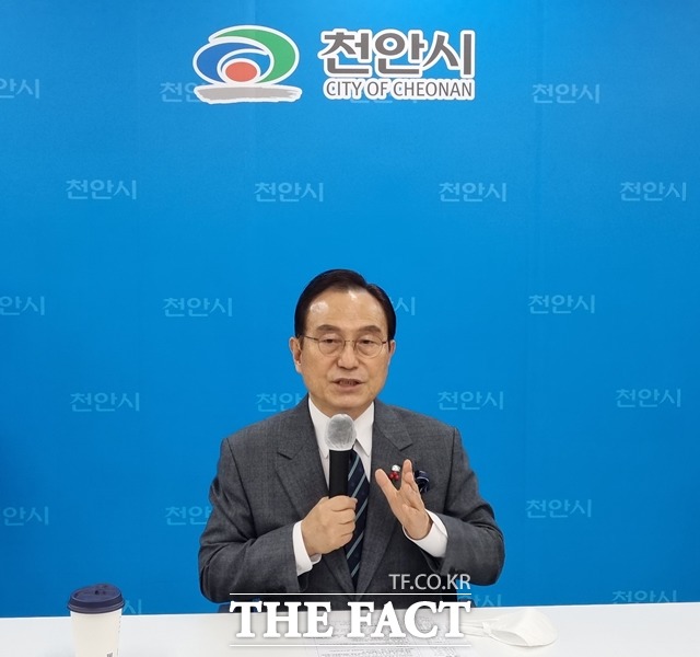 박상돈 시장이 30일 시청 브리핑실에서 기자회견을 개최하고 ‘천안형 재정지원’정책의 일환으로 2월 한 달간 천안사랑카드 캐시백한도를 80만원으로 상향한다고 밝혔다. / 천안=김경동 기자