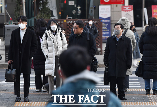 실내마스크 해제된 첫날 광주⋅전남 시민들은 반기면서도 아직은 이른 것 아니냐는 생각이다/더팩트 DB