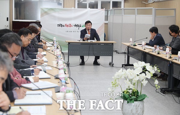 이범석 충북 청주시장은 30일 열린 월간업무보고에서 중앙부처 공모사업 등 국비 확보를 위한 노력 등을 주문했다. /청주시.