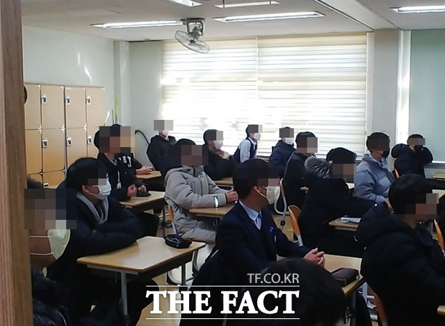 대전 서구 한 중학교 수업시간에 다수 학생이 마스크를 쓴 채 수업을 듣고 있다. / 대전=라안일 기자