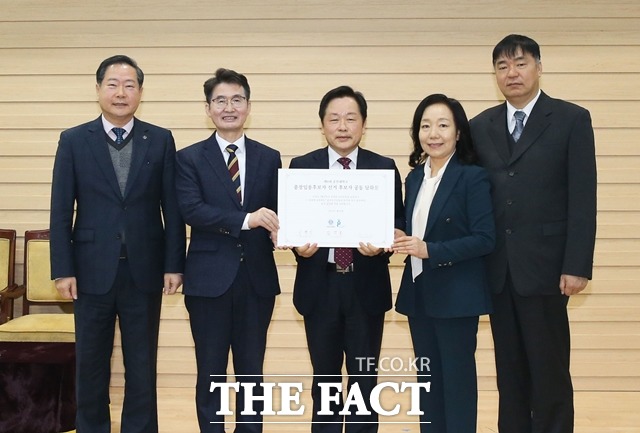 공주대 제8대 총장 후보로 3명이 등록했다. 왼쪽부터 원성수 총장, 이병기 교수, 임경호 교수, 김영미 교수, 박현상 제8대총장임용후보자추천위원회 위원장./ 공주대