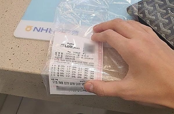 70억 원 잭팟을 터뜨린 A씨가 공개한 제1052회차 로또 용지. /온라인 커뮤니티 갈무리