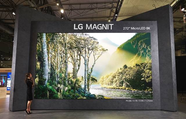 LG전자 모델이 8K 해상도의 272형 마이크로 LED 사이니지 LG 매그니트를 소개하고 있다. /LG전자