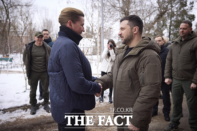 볼로디미르 젤렌스키 우크라이나 대통령(오른쪽)이 30일(현지시간) 우크라이나 미콜라이우를 방문한 메테 프레데릭센 덴마크 총리와 악수를 하고 있다. /미콜라이우=AP.뉴시스