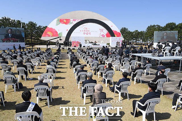 3일 제주4.3평화공원에서 열린 제 74회 4.3희생자 추념식에 참석한 윤석열 당선인이 추념사를 하고 있다. / 인수위사진기자단