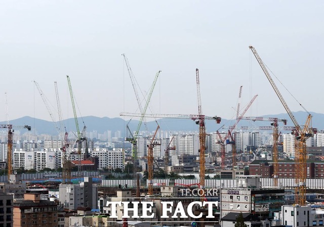 지난해 건설 원자재 가격이 오르며 건설업계의 수익성이 악화했다. 수도권의 한 건설현장 모습. / 더팩트DB