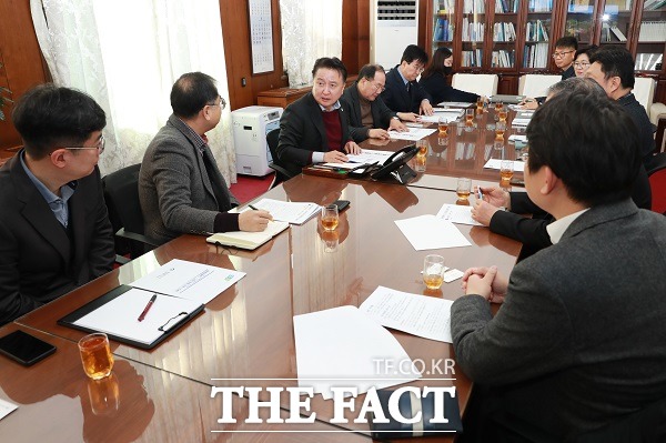 김영환 충북지사는 31일 충북창조경제혁신센터 등과 함께 충북창업펀드 1000억 원 조성 및 노마드포럼 발전 관련 전문가 간담회를 열었다. /충북도.