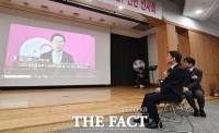 김기현 의원 영상 시청하는 안철수 의원 [포토]