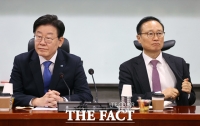 '비명계 달래기' 나선 이재명, '민주당의 길' 토론회 참석 [TF사진관]