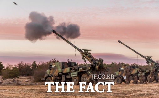 프랑스 방산업체 넥스터가 생산하는 차륜형 155mm 자주곡사포가 불을뿜고 있다./넥스터다섬