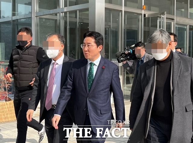 공직선거법 위반 혐의로 기소된 박경귀 아산시장이 1일 대전지법 천안지원에서 재판을 마치고 나오고 있다. / 천안 = 김아영 기자