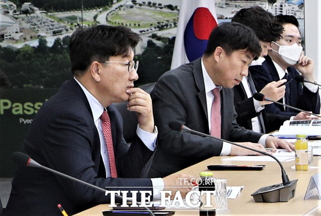 1일 강릉시는 내년도 국비 확보를 위해 이날 김홍규 시장을 비롯해 부시장, 국장 등 간부 공무원들이 참석한 가운데, 권성동 국회의원(사진 왼쪽 첫 번째)을 초청하여 강릉시 현안보고회를 개최한다고 밝혔다. 이번 보고회는 민선8기 강릉발전 종합계획과 2024년 국비확보 대상 주요 현안사업 등을 요청할 계획이다./강릉시