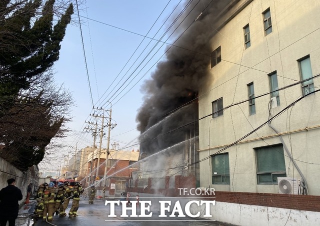 1일 오전 6시 50분 대구 달서구 이곡동의 한 섬유공장에서 원인을 알 수 없는 불이 나 진화 중이다/대구소방안전본부