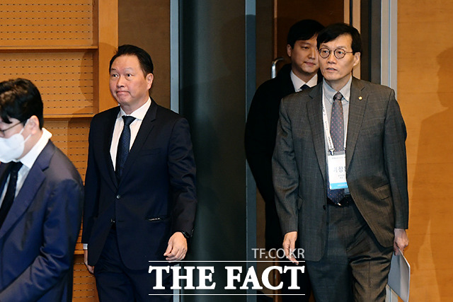 제1회 BOK-KCCI 세미나 참석하는 최태원 대한상의 회장과 이창용 한국은행 총재.