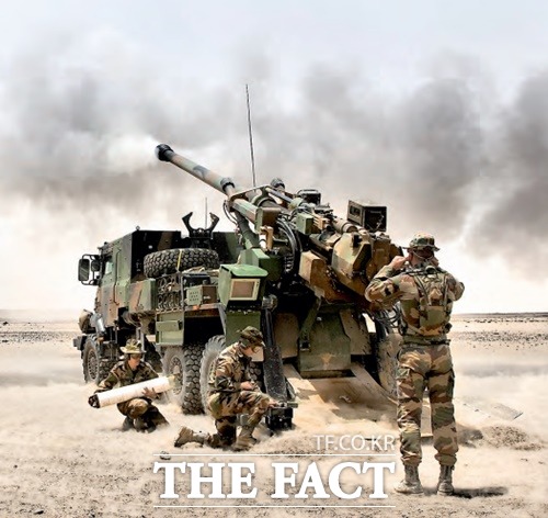 프랑스 방산업체 넥스터가 생산하는 6륜형 세자르 자주포가 포탄을 날리고 있다./넥스터