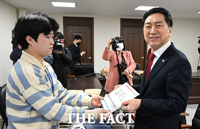 당 대표 후보 등록하는 김기현 의원(오른쪽).