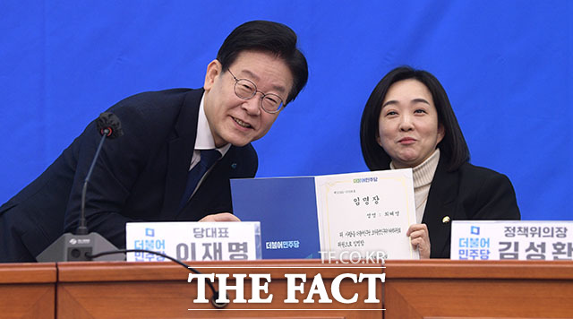 이재명 대표가 최혜영 의원(오른쪽)에게 임명장을 수여한 후 키 낮춰 기념사진을 찍고 있다.