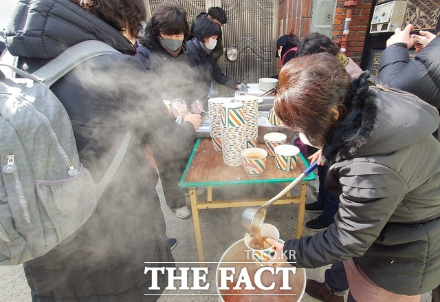 2일 낮 12시 30분쯤 대구 북구 대현동의 한 주민이 돼지국밥을 뜨고 있다./대구=김채은 기자