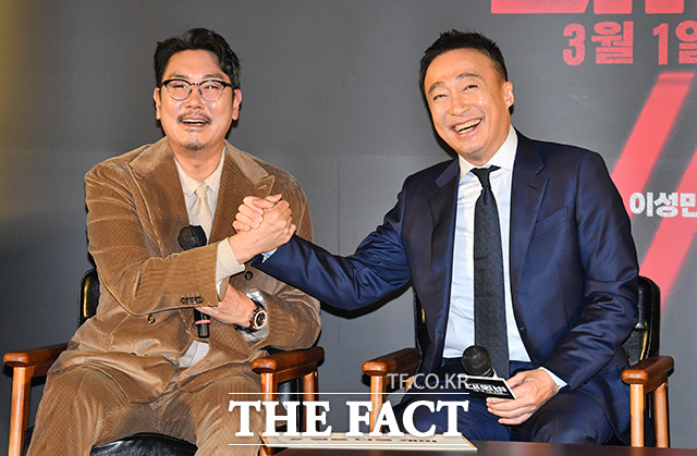 배우 조진웅(왼쪽)과 이성민이 2일 오전 서울 성동구 메가박스 성수에서 열린 영화 대외비 제작보고회에 참석해 손을 맞잡고 있다. /박헌우 기자