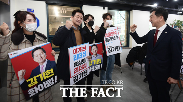 국민의힘 당권주자인 김기현 의원이 2일 오전 서울 여의도 국민의힘 중앙당사에서 당대표 선거 후보자 등록을 마친 뒤 지지자들과 파이팅을 외치고 있다.