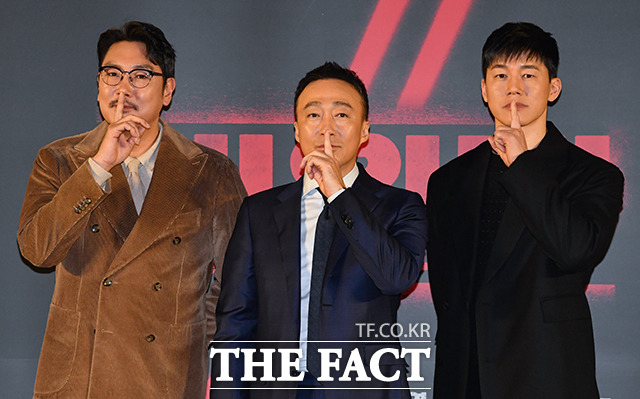 배우 조진웅과 이성민, 김무열(왼쪽부터)이 2일 오전 서울 성동구 메가박스 성수에서 열린 영화 대외비 제작보고회에 참석해 포즈를 취하고 있다. /박헌우 기자