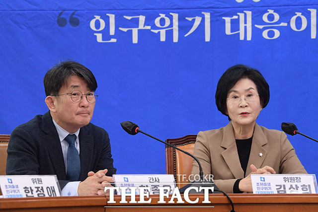 김상희 위원장(오른쪽)이 인사말을 하고 있다. 왼쪽은 최종윤 간사.