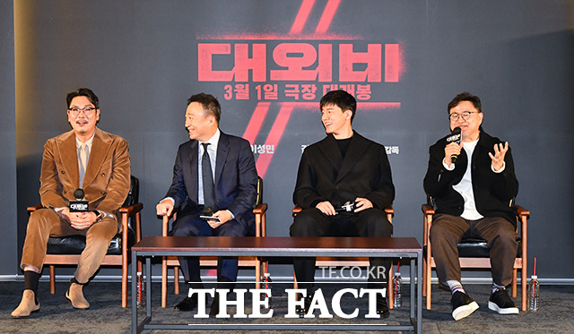배우 조진웅과 이성민, 김무열, 이원태 감독(왼쪽부터)이 2일 오전 서울 성동구 메가박스 성수에서 열린 영화 대외비 제작보고회에 참석해 작품 소개를 하고 있다. /박헌우 기자