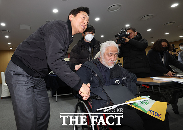 오세훈 서울시장이 2일 오후 서울 중구 서울특별시청에서 박경석 전국장애인차별철폐연대 대표와 면담을 마치고 인사하고 있다. /이동률 기자