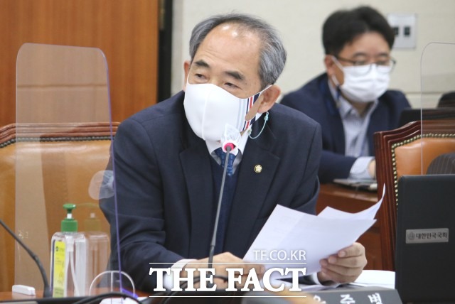 윤준병 의원은 “앞으로 전북특별자치도가 제대로 발전하려면 전북만의 강점 사업 추진을 위한 규제개혁이 그 성공의 열쇠”라고 말하면서 “전북특별자치도 출범이 1년도 남지 않았는데, 막상 전북특별자치도 설치 등에 관한 법률에는 지역발전과 먹거리확대에 필요한 구체적인 특례조항들이 매우 부족한 상황”이라고 지적했다. / 윤준병 의원실