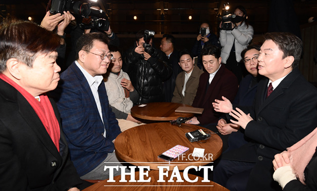 국민의힘 당권주자인 안철수 의원이 3일 오후 서울 동대문 경동시장 내 위치한 스타벅스 경동1960 점을 찾아 상인들과 대화하고 있다.