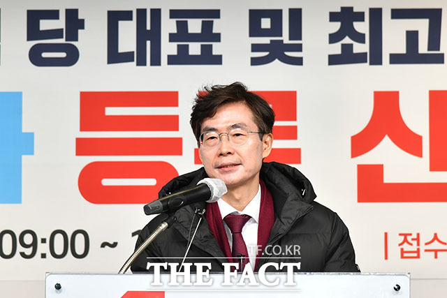 당권 주자 조경태 의원이 후보 등록을 마친 후 소감을 말하고 있다. / 뉴시스