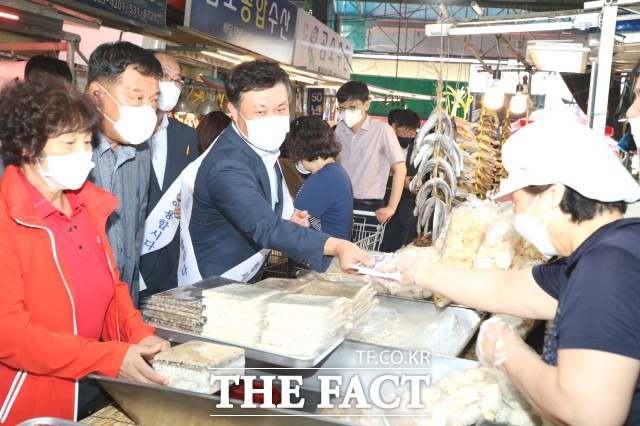 이학수 시장은 “타운매니저 채용이 완료됨에 따라 경기 침체로 어려움을 호소하는 지역 상인들을 위한 상권 활력 개선 사업들이 본격적으로 실행될 것으로 기대된다”며 “이번 사업을 통해 침체한 상권이 회복되고 지역경제가 활성화되길 바란다”고 말했다. / 정읍시