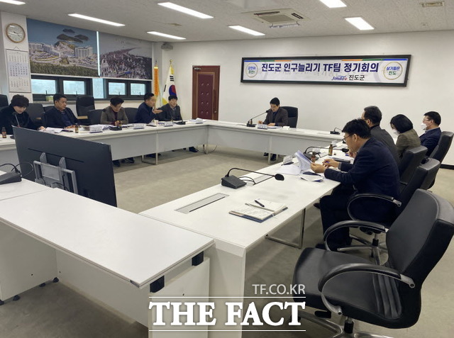 전남 진도군이 인구늘리기TF팀을 발족하고 민관과 함께 범군민 확산 운동에 나섰다. TF팀은 매월 1회 인구늘리기 대책 및 추진보고회를 갖고 인구 감소세에 대응키로 했다./진도=홍정열 기자