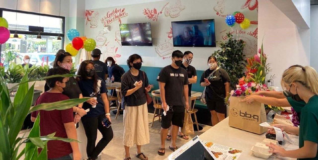 BBQ 하와이 쿠오노몰점에서 고객들이 치킨을 주문하고 기다리고 있다. /BBQ