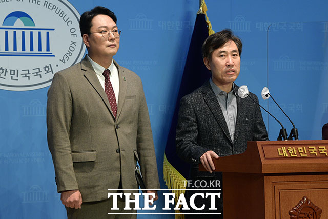 하태경 의원(오른쪽)이 당 대표 선거에 나선 천하람 당협위원장을 소개하고 있다.