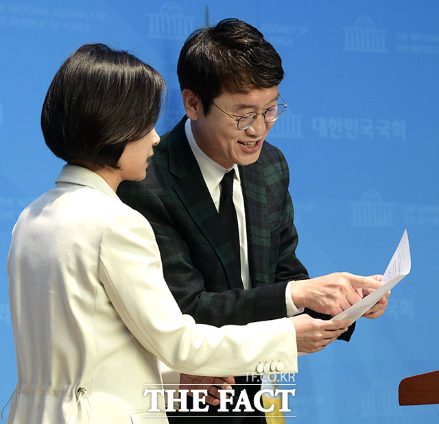 이날 김웅 의원(오른쪽)은 허 의원의 최고위원 기자회견에 참석해 잘못 읽은 기자회견문을 지적하는 등 지원을 아끼지 않았다.