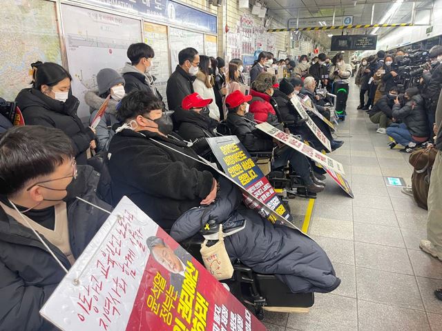 오세훈 서울시장과 면담을 진행한 전국장애인차별철폐연대(전장연)가 오는 13일까지 지하철 탑승 시위를 중단한다고 3일 밝혔다. /전장연 제공