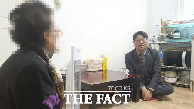 신동헌 천안 부시장(오른쪽)이 지난 2일 연이은 한파와 난방비 폭등 등으로 어려움을 겪고 있는 에너지 취약계층을 방문해 애로사항을 청취했다. / 천안시